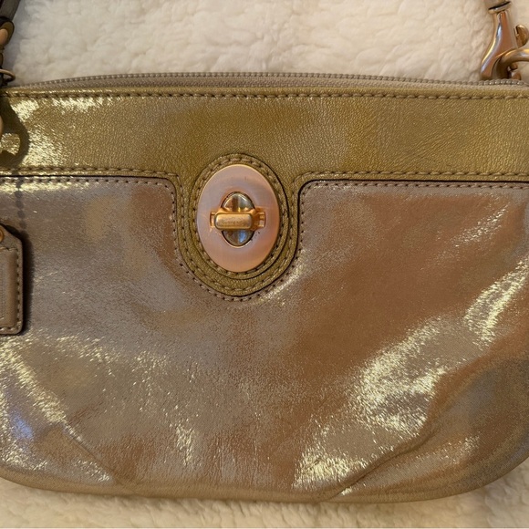 Coach Peyton Metallic large clutch/wristlet with hangtag. 8.25x5.5 EUC - Picture 3 of 10
